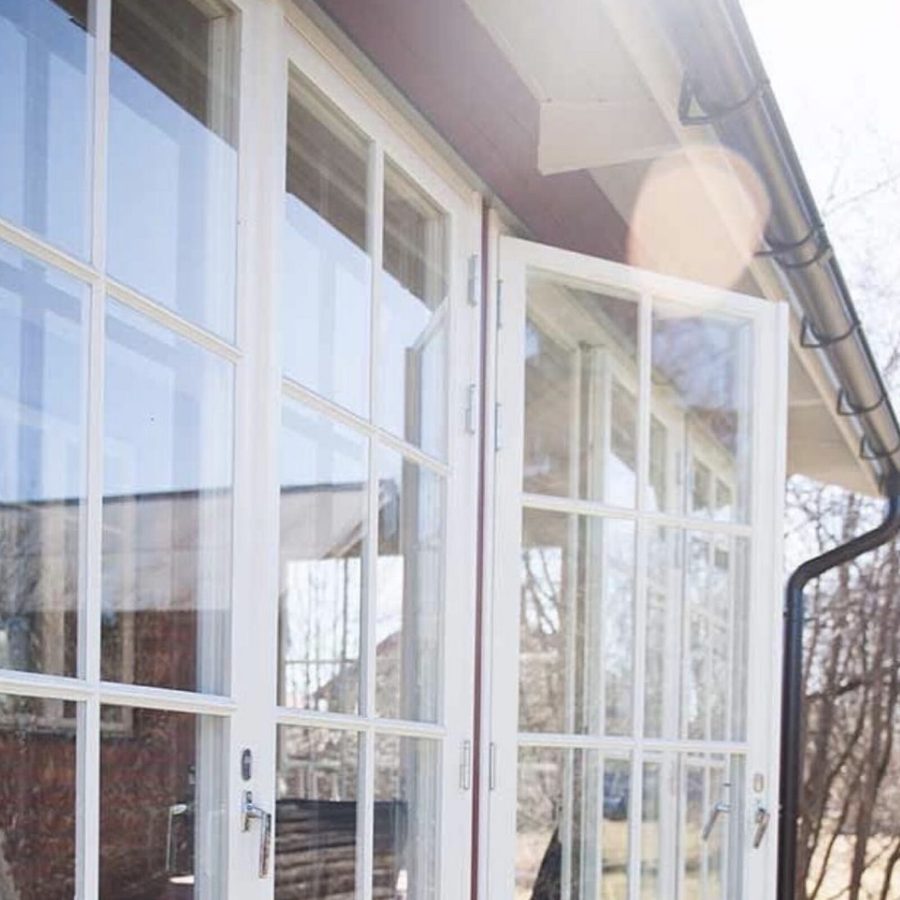 Spröjsade kulturfönster på hus